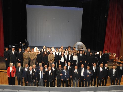 Kaymakamımız Sayın Salih YÜCE Lüleburgaz Yıldızları Sanat Akademisi Cahit IRGAT Salonunda yapılan Atatürk'ü Anma Programa Katıldı.