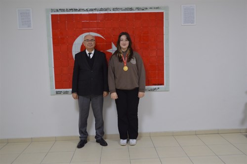 Samsun Yıldızlar ve Gençler Geleneksel Okçuluk Türkiye Şampiyonasında Genç Kızlar Türkiye Şampiyonu olan Dilara Ecem DENİZ'den Kaymakamımıza Ziyaret. 