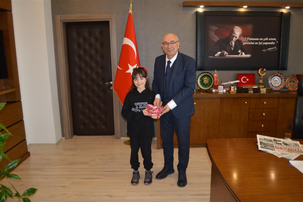  İstiklal Marşını Güzel Okuma Yarışması İl Birincisi Öğrencimiz Dilay Tuba KUZGUN Kaymakamımızın Misafiri Oldu. 